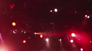 Parlak spot ışıkları müzik mekanını aydınlatıyor.  