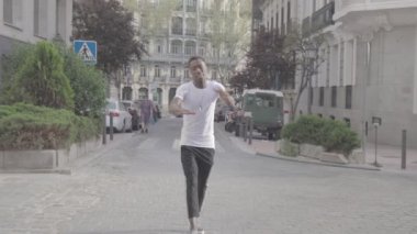 Yakışıklı, Afro-Amerikan bir adamın şehir sokaklarındaki portresi.