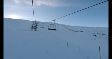 Kayak pistinde kayak asansörüne binmek