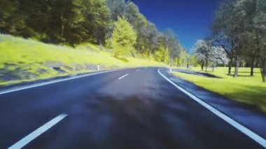 Yoldan geçen bir arabanın görüntüsü