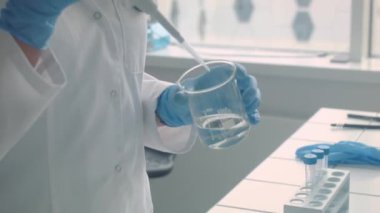 bir laboratuvarda çalışan kadın bilim adamı