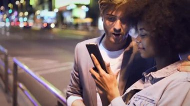 Birbirine aşık çiftler gece şehir sokağında