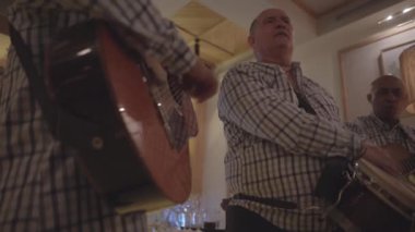 Küba müzik üçlüsü gece kulübünde oynuyor.