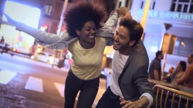 Birbirine aşık çiftler gece şehir sokağında