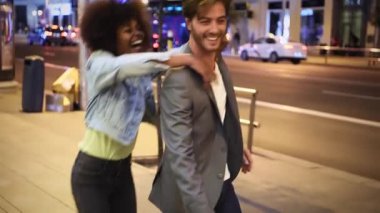 Birbirine aşık çiftler gece şehir sokağında