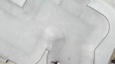 Bisiklet süren adamlarla kaykay parkı