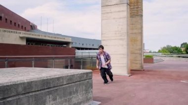 Atletik adam serbest koşu numaraları gösteriyor. 