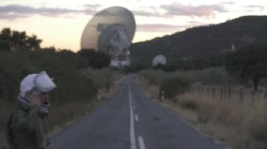 Astronot gibi giyinmiş güzel bir kadın yolda yürüyor..