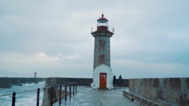 deniz feneri ve deniz dalgaları doğa arka planında