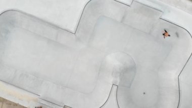 Bisiklet süren adamlarla kaykay parkı