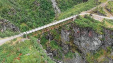 Doğa üzerindeki manzaralı yolun hava görüntüleri.