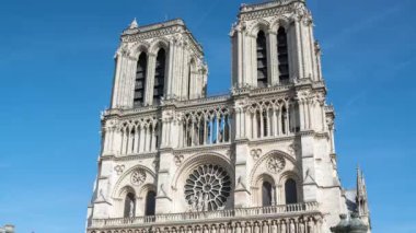 Paris 'in güzel eski mimarisinin manzaralı görüntüleri.