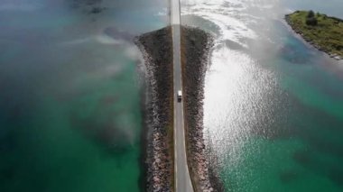 Norveç, Lofoten Adaları 'ndaki hava manzarası. Arkasında dağlar olan kıvrımlı takımada yolu.