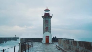 deniz feneri ve deniz dalgaları doğa arka planında