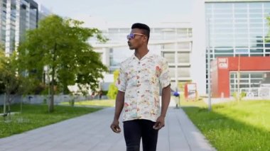 Mutlu Afro-Amerikalı adam yürüyor ve dans ediyor 