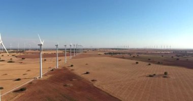 Alandaki elektrik rüzgar türbinlerinin hava görüntüleri