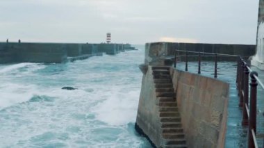 deniz feneri ve deniz dalgaları doğa arka planında