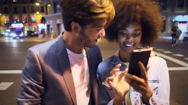 Birbirine aşık çiftler gece şehir sokağında