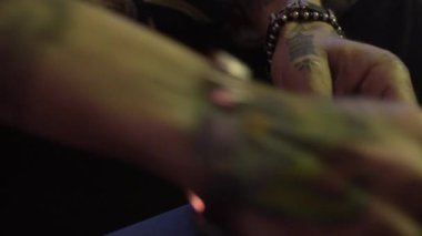 Kulüpte dövmeleri olan genç Latin Amerikalı gangsterin görüntüleri.