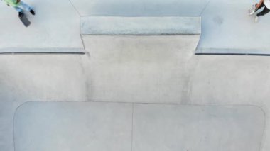 Bisiklet süren adamlarla kaykay parkı