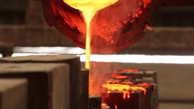 Üretimde ısıtılmış erimiş metalin görüntüleri