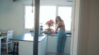 Genç esmer, seksi kadın odada poz veriyor.