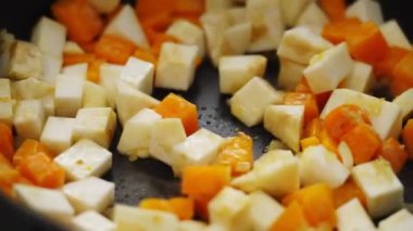 Evde öğle yemeği hazırlarken sebze güvecine isimsiz bir kişi kereviz ekliyor.