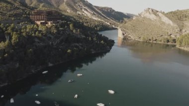 Bataklık ve tepelerin manzarası