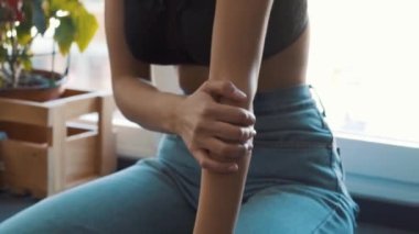 Genç esmer, seksi kadın odada poz veriyor.