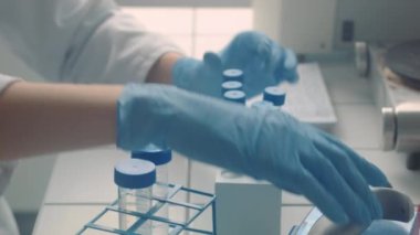 Laboratuvarda çalışan kadın bilim adamı.