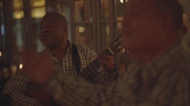 Küba müzik üçlüsü gece kulübünde oynuyor.