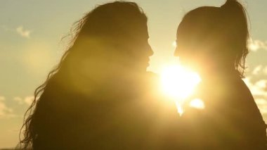 Romantik cennette kalan birkaç lezbiyen kız arkadaş.