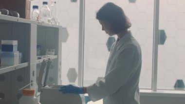 Laboratuvarda çalışan kadın bilim adamı.