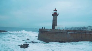 deniz feneri ve deniz dalgaları doğa arka planında