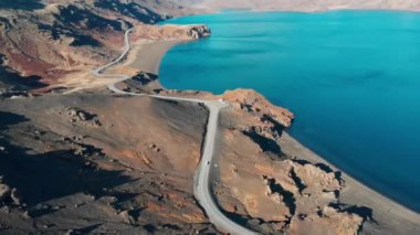 İzlanda 'daki denizin ve yolun güzel manzarası 