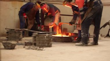 Üretimde ısıtılmış erimiş metalin görüntüleri