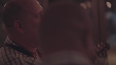 Küba müzik üçlüsü gece kulübünde oynuyor.