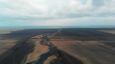 İHA 'dan hava görüntüsü. İzlanda 'nın güzel manzarası