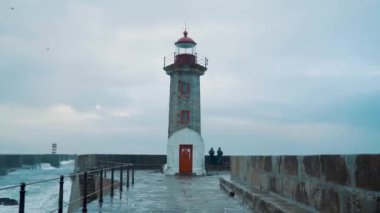deniz feneri ve deniz dalgaları doğa arka planında