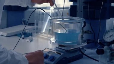 erkek bilim adamı laboratuarda çalışıyor.