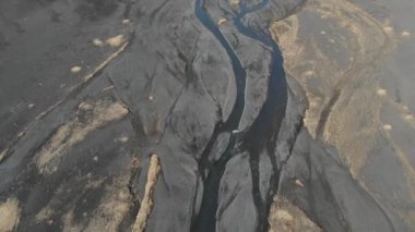 İzlanda 'daki dağlarda nehri olan güzel bir manzara. 