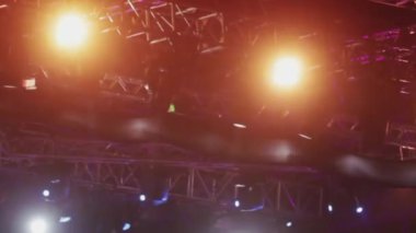 Işıldayan ışıklar müzik mekanını aydınlatıyor 