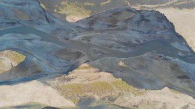 İzlanda 'daki dağların göl manzarası. 