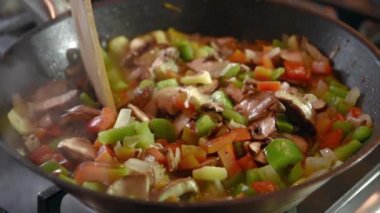 Lezzetli kızarmış rengarenk taze sebzeler kısmen sağlıklı modern yaşam tarzı yemeği olarak hazırlanıyor.