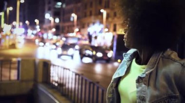 Gece şehrinde genç bir çift 