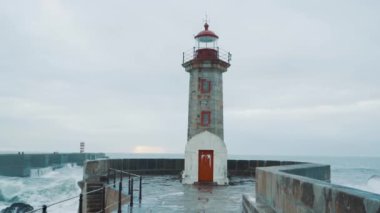 deniz feneri ve deniz dalgaları doğa arka planında