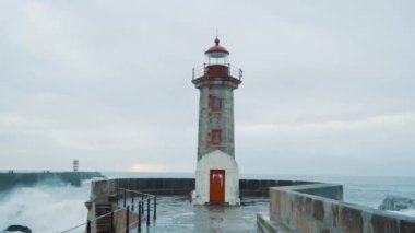 deniz feneri ve deniz dalgaları doğa arka planında