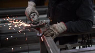 Metal fabrikasında kaynakçı. 