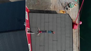 İnsanlar kırmızı ahşap eve yakın eğleniyor. 