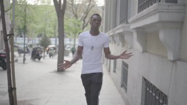 Yakışıklı, Afro-Amerikan bir adamın şehir sokaklarındaki portresi.